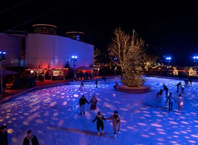 Eisdisco auf der Eisfläche beim Autostadt Winter