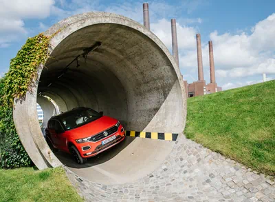 Roter Volkswgen T-Roc in Röhre auf Geländeparcours