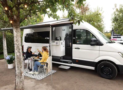 Zwei Frauen vor Volkswagen California