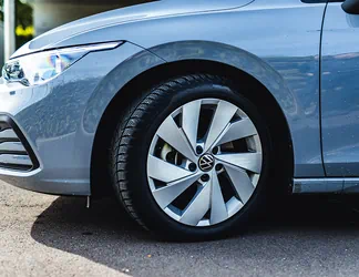 Foto mit Fokus auf ein Rad mit Reifen eines Volkswagens