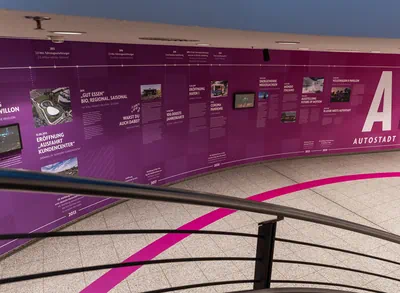 Eine Wand, die die Chronologie der Autostadt zeigt