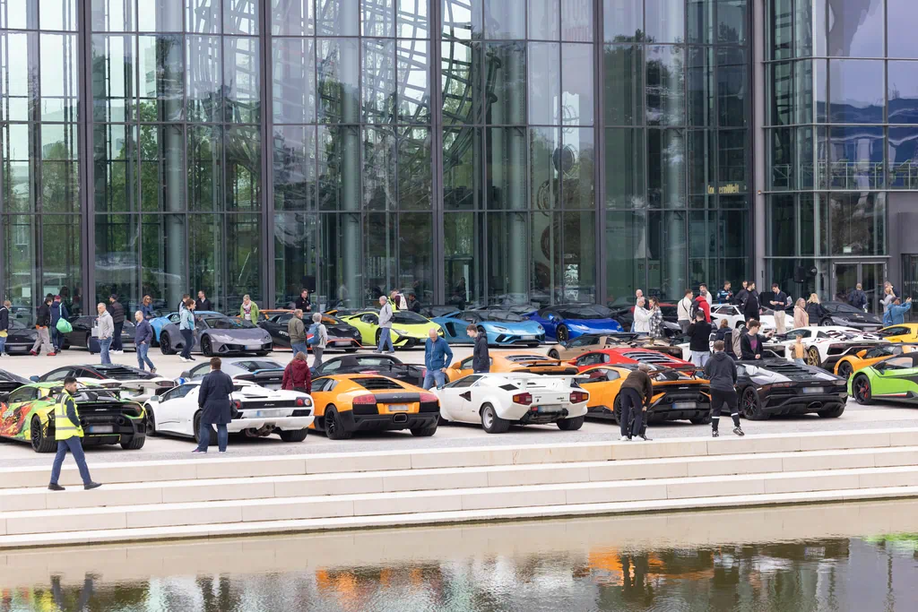 Lamborghini-Treffen mit 102 Supersportwagen in der Autostadt