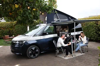 Teaser glamping-im-volkswagen-california-exklusive-uebernachtungsmoeglichkeiten-in-der-autostadt