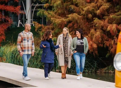 Vier Menschen die eine Geführte Tour erleben