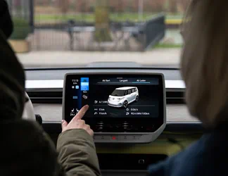 Bedienung des Displays innerhalb eines VW Autos