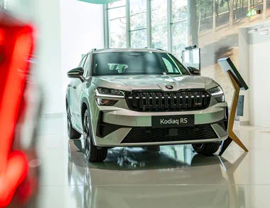 Škoda Kodiaq RS (combined fuel consumption: 8.2 - 8.5 l/100km; combined CO₂ emissions: 186 - 193 g/km; CO₂ class: G) in Briliant Silver.