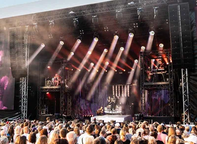 Ausgeleuchtete Outdoor-Konzertbühne