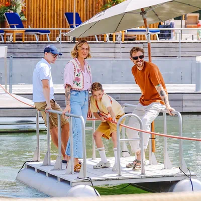 Eine Familie auf der Seilfähre im Hafenbecken