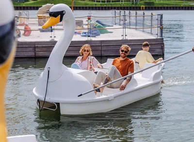 Ein Paar in einem Tretboot auf dem Wasser
