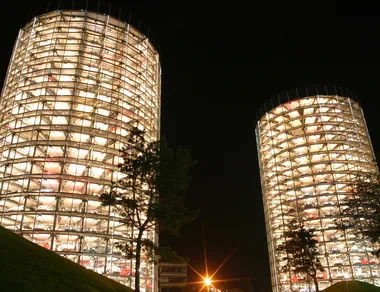 Die zwei Autotürme der Autostadt im Dunkeln