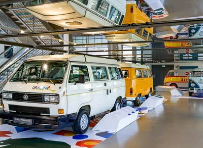 Unterschiedliche Bullis in der Ausstellung im Zeithaus