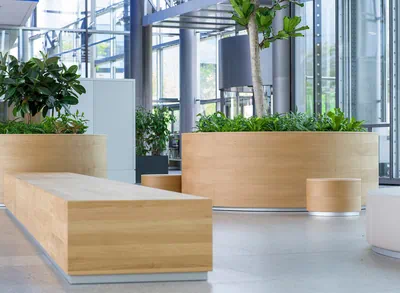 Helle Holzmöbel und Pflanzen auf der Piazza