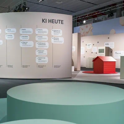 Ausstellungswände und Exponate der Ausstellung KI und Du