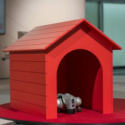 Rotes Häuschen mit Roboter