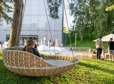 Ein Kind sitzt in einem hängenden Sessel