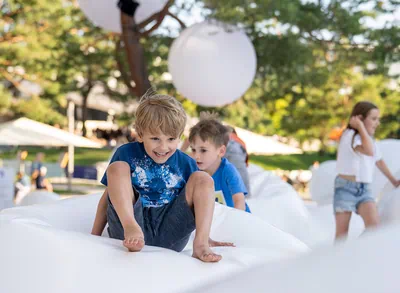Mehrere Kinder toben auf dem Inflatable Playground