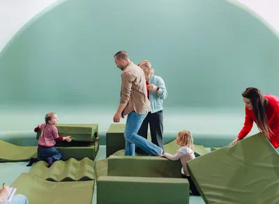 Eine Familie im Spielbereich Mobiversum