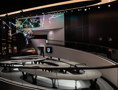 Ausstellungsraum im Motorsport Clubhouse mit Slotcarbahn