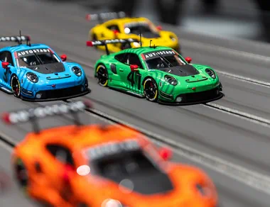 Detailaufnahme der Autos auf der Slotcarbahn