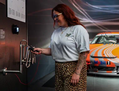 Eine Frau an einem interaktiven Exponat