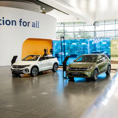 Ein T-Roc Cabrio und ein Taigo