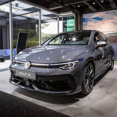 Ein Volkswagen R in Delfingrau Metallic