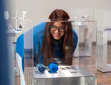 Eine Frau schaut sich Farbpigmente an